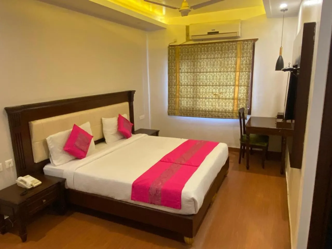 Hotel Hotelmaple Ridge Tajganj