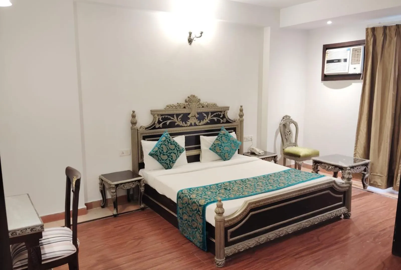Hotelmaple Ridge Tajganj Hotel