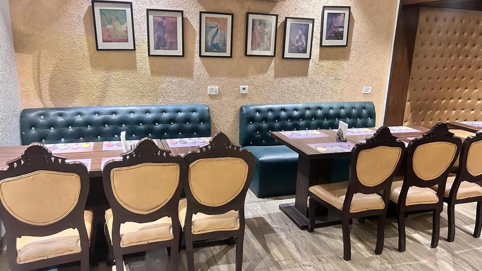 Hotel Hotelmaple Ridge Tajganj